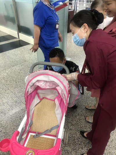 圖片1.png“真情服務(wù)”是讓旅客更加安心、放心、舒心的出行。行查室作為部門進港服務(wù)的最后一個環(huán)節(jié)，在日常工作中也很注重服務(wù)細節(jié)。6月10日，行查室工作人員幫助旅客打開嬰兒車，為她排憂解難。.png