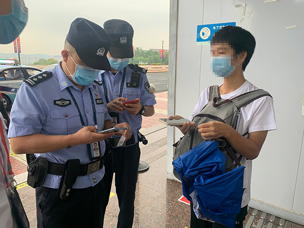 安檢站查獲一旅客冒用他人健康碼、核酸證明副本.jpg