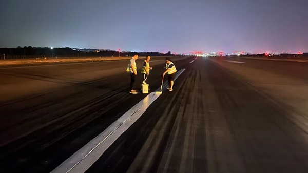 深夜，航班結(jié)束后，工作人員對跑道中心線進行復(fù)新_副本.jpg